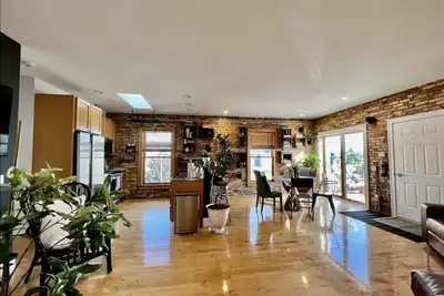 Image de Historic Treehouse Loft with River View in Old Town, Building Built in 1873