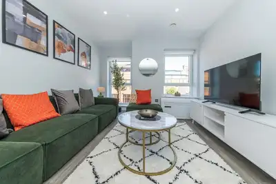 Image de Brand New Flat with Ac 5-Min Walk to Town Centre - Pass the Keys