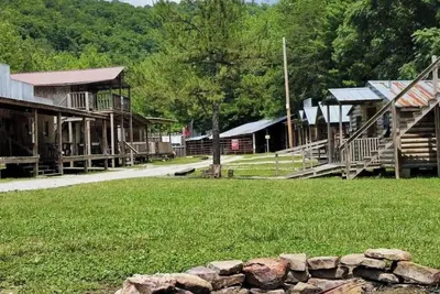 Image de Step Into Your Own Western Town Cabins, Saloon, Atv Trails & Private Group Stays