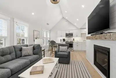 Image de Lux on Main | Downtown | Parking | Sleeps 6, #203