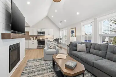 Image de Lux on Main | Downtown | Parking | Sleeps 6, #201