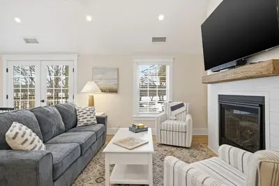 Image de Lux on Main | Downtown | Parking | Sleeps 8, #202