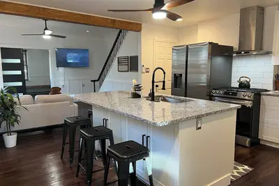 Image de 2-bedroom house in perfect Kingston with cool Ac for relaxing stay