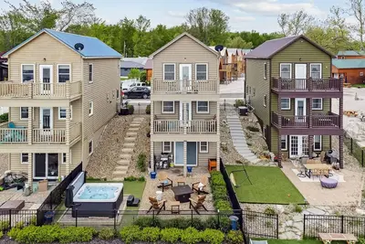 Image de Timber Tides-Lake Front/HotTub/6 Min to Gotl Strip