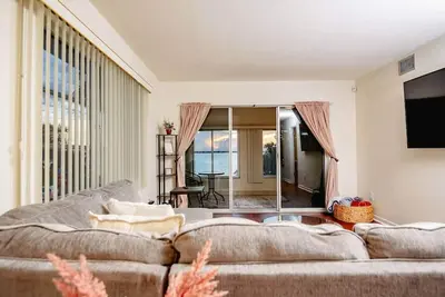Image de Beautiful waterfront 2 bedroom condo