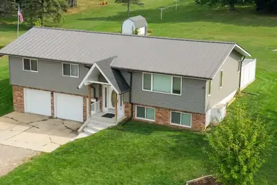 Image de Cozy 2-bedroom apartment with Your Own Private Patio & Hot-Tub