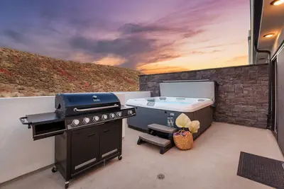 Image de Sleeps 18, Private Hot Tub, Resort/Pool Access, Near Zion, Foosball, Video games