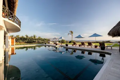 Image de Grand Oceanfront Villa w/ Pool & Beach Access