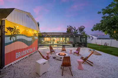 Image de Poolside Oasis • Sleeps 8 • Game Room • Putt Putt