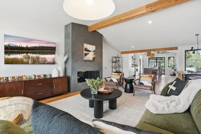 Image de Atomic Ranch ~ Mcm in Bend ~ Hot Tub + Huge Yard