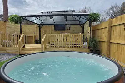 Image de Modern Oasis near Clt Airport: Hot Tub & Lounge
