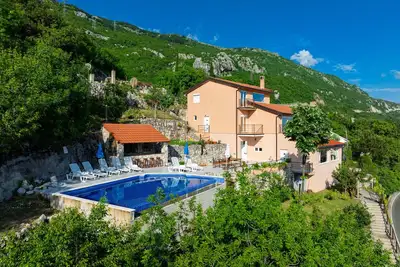 Image de Fabulous 5-bedroom villa w/ pool above Budva