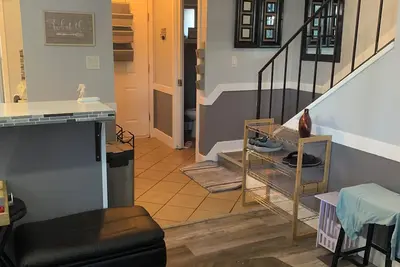 Image de Cozy 2-bedroom / 1. 5 bath 1200 sqft modern Renovated condo