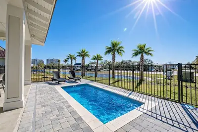 Image de New! Luxury 5br Home, Private Pool, Walk To Beach, Premium Amenities, Sleeps 17