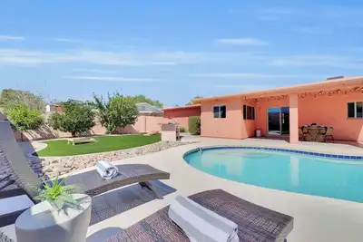 Image de South Facing Heated Pool Home! Center of the Action!