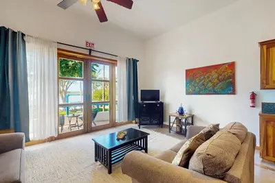 Image de Charming  Apartment with Idyllic Waterfront Views and Outdoor Pool Access