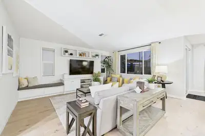 Image de Designer 4br Home + Downstairs Suite | Near Parks & Shops