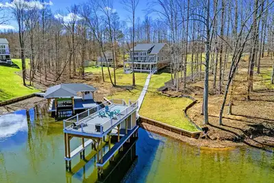 Image de New Lakefront Lake Anna, Boat Dock, Hot Tub, Theatre