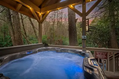 Image de Riverfront Cabin | Sauna • Hot Tub • Private Trail