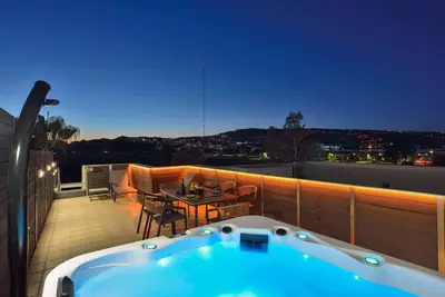 Image de Lux 3bd Vacation Home w. Sauna & Rooftop Jacuzzi