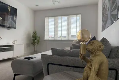 Image de Beautiful 3 bedroom home\nLuxury Living with City Access & a Peaceful Feel