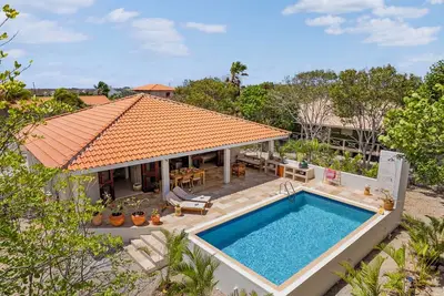 Image de Luxury Caribbean villa with resort vibes + outdoor living + privacy