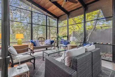 Image de Cozy Beach Cottage with 3 Private Bedrooms, Screened Porch & Deck