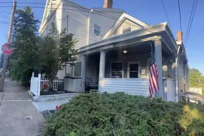 Image de Nfl Draft 2-bedroom apartment in Pittsburghs Mt Washington neighborhood.