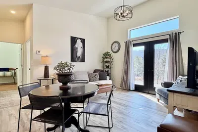 Image de The Fern is a peaceful country retreat near Cooperstown All Star Village, Suny Oneonta, and Hartwick College. Ideal for baseball families and graduation visits, enjoy a quiet wooded setting with modern comforts and a relaxing outdoor patio.