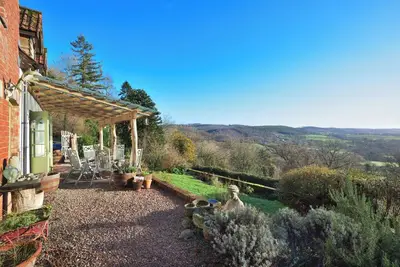 Image de Panoramic Views  • 5 mins Drive from Redbank Events  • Rural Retreat  • Birdwatching Paradise • Sleeps 6 •  Log Burner