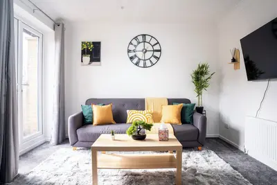 Image de Modern Deluxe Apartment with Balcony. Family Friendly Central Location!