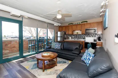 Image de Pool Side Condo Just Minutes to Cedar Point!
