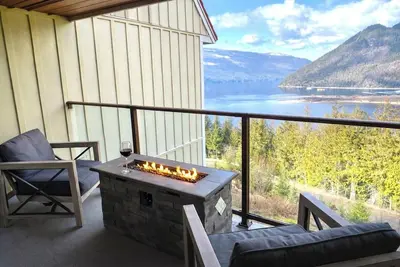 Image de Lake & Mountain View Retreat with Fire Table and 2 Balconies - Sleeps 6