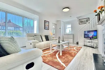 Image de Modern 3 Bedroom Home | 4 Beds | Private Parking