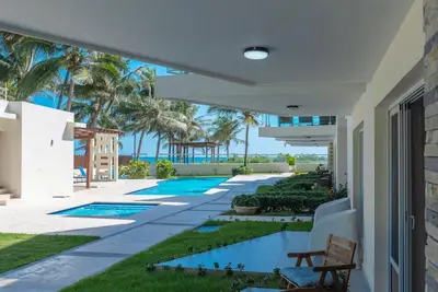 Image de Family-friendly and beachfront Condo offering a breathtaking view of the ocean.