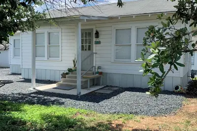 Image de Lil’ Comfort House is located 20 mins from Fredericksburg, Boerne and Kerrville.