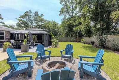 Image de Hot Tub Getaway- Lush Private Backyard with Fire Pit, Hot Tub, Outdoor Lounge