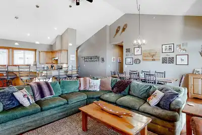 Image de True ski-in / ski-out 4-bedroom condo with private hot tub at Big White