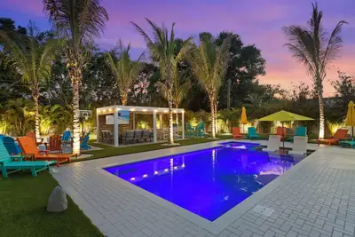 Image de Sleeps 22 + Resort Backyard + Pool+Pickleball+Playset + Near Beach and Img