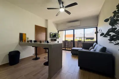 Image de Cozy 1 bdrm Golden Zone apartment 4