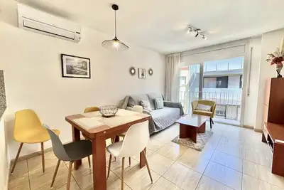 Image de Appartement avec Parking à 250m de la Plage - Centre de Roses, 1 Chambre, Clim, Cuisine équipée