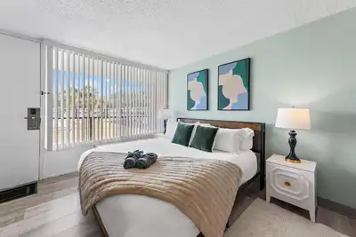 Relaxing King Studio  5 Min from Zoo & Downtown