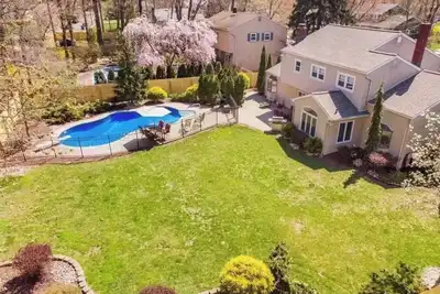 Image de Luxury 5-Bedroom Home with Pool – Resort Vibes Near Nj Shore & Dining