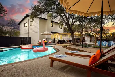 Image de South Austin Retreat w/ Pickleball, Pool, GameRoom, MiniGolf, Poker - Sleeps 18!
