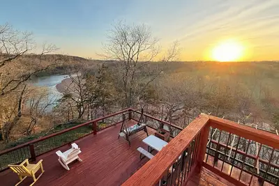 Image de Riverfront home with amazing views:  perfect for couples for groups-sleeps 11