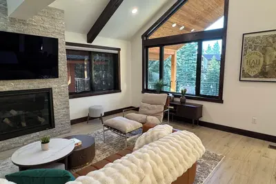 Image de Newly Built Modern Home with Partial Lake Views in Stateline, Nv