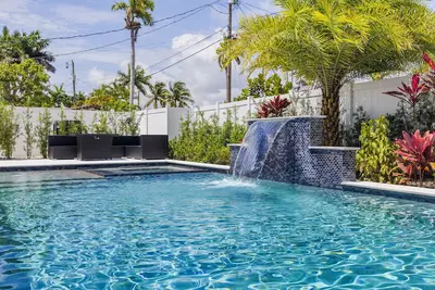 Image de Brand New Stunning Luxury Villa  Heated Pool Jacuzzi & Waterfall 5 min to Beach
