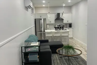 Image de Cozy two-bedroom basement apartment equipped with a full kitchen! (Min 28 days)