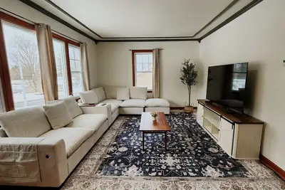 Image de ​Upstate Oasis: Moody Chic Interior & Summer Pool Fun