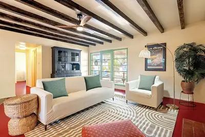 Image de 3br Near Hospitals & UofA w/ Workspace